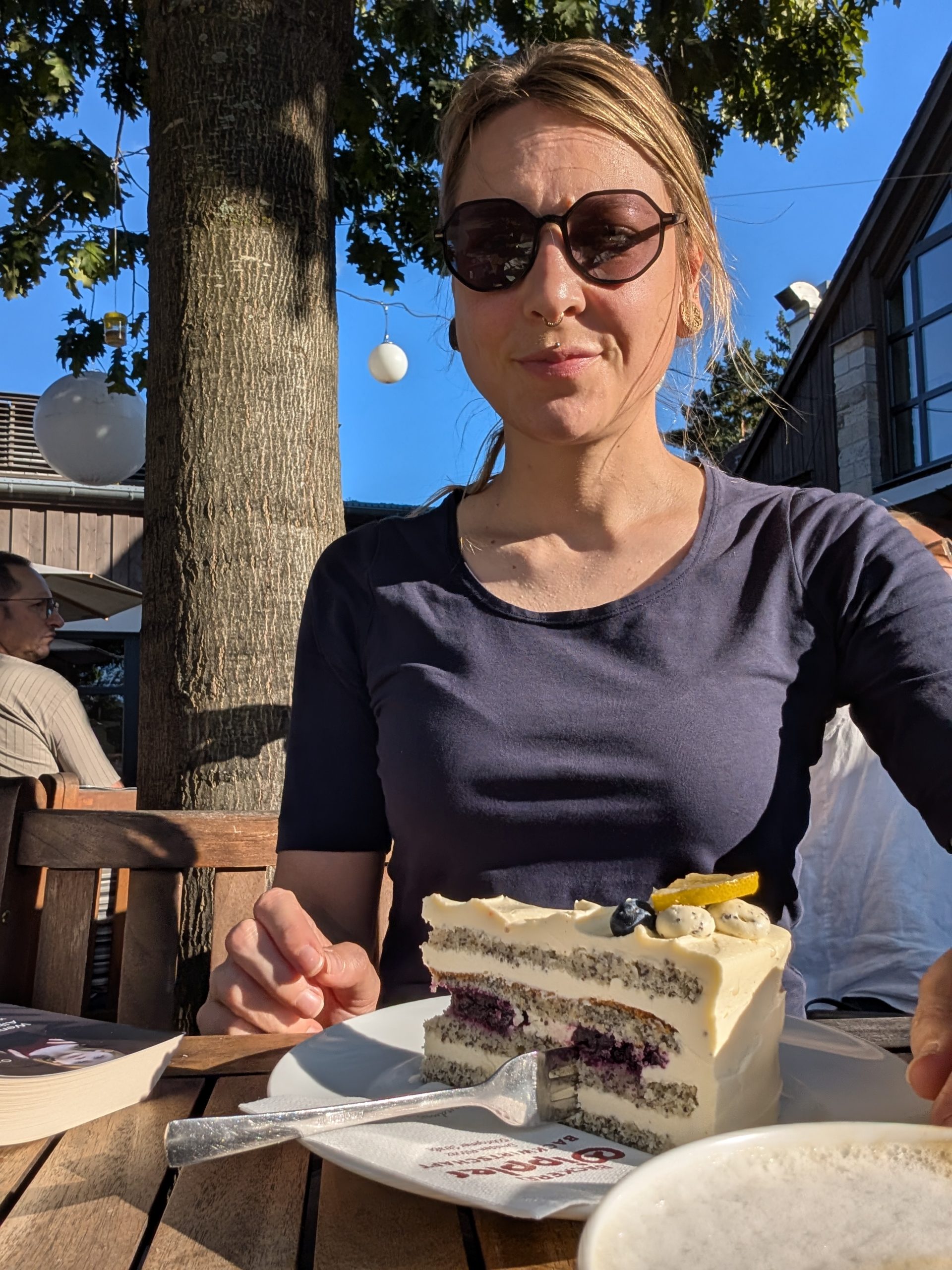 Tina mit Kuchen